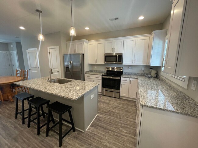 Building Photo - Gorgeous Townhome-English Commons