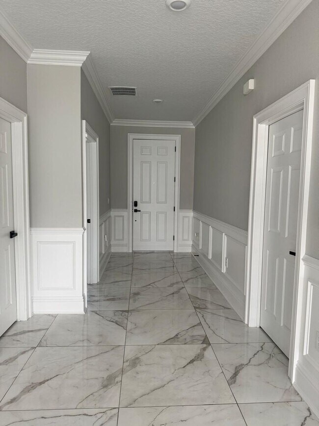 Building Photo - 5/3.5 Groveland Home