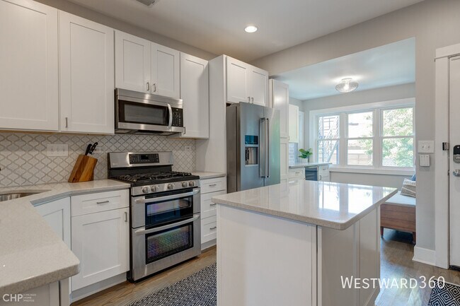 Building Photo - 2344 N Oakley Ave