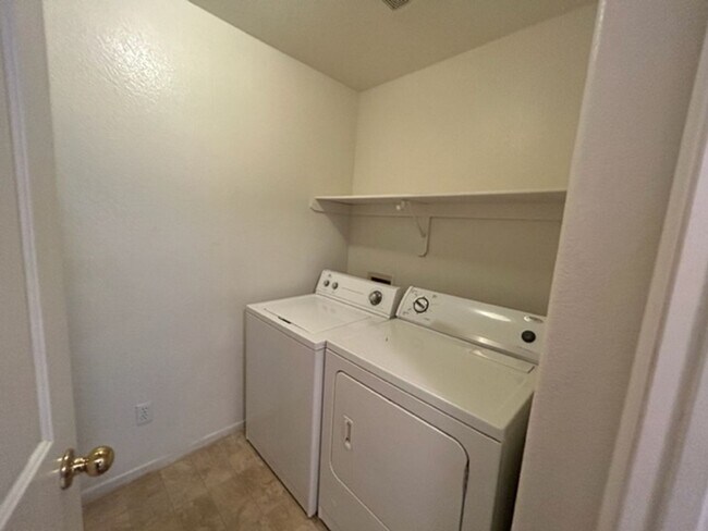 Building Photo - 3 Bed Townhome For Rent in Henderson!