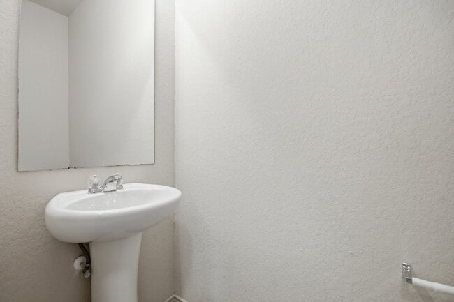 Building Photo - "Charming San Marcos Retreat: Spacious 3-Bedroom Home with 2.5 Baths on Lake Glen!"