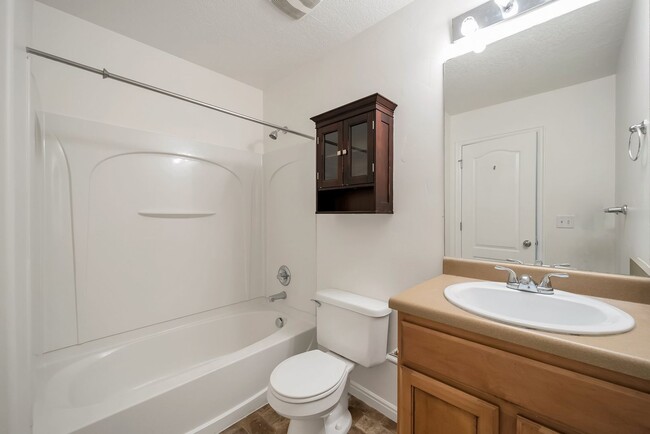 Building Photo - Awesome Townhome in Iverness Square in Murray