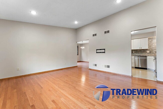 Building Photo - 560 Donegal Cir