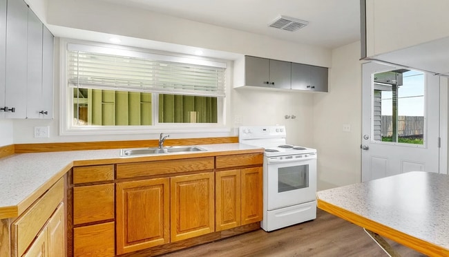 Building Photo - Updated Duplex