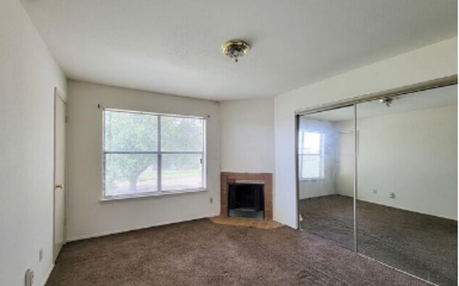 Building Photo - 2 Bed 2.5 Bath