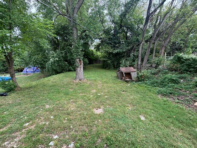 Building Photo - 4 Bed 2 Bath Home with Garage Near Swope PKWY Available NOW!