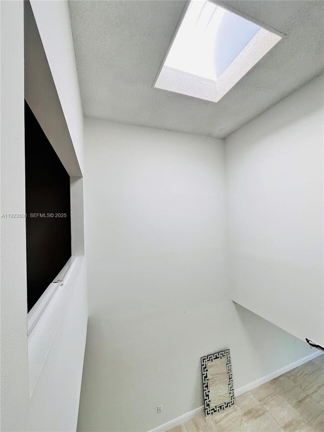 Building Photo - 253 Poinciana Island Dr