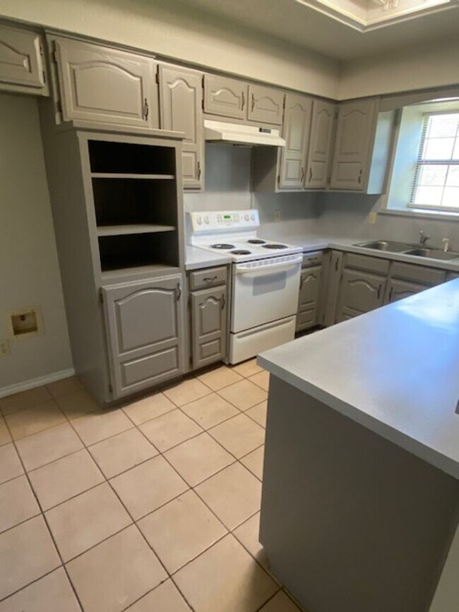 Building Photo - 3 BEDROOM 2 BATHROOM HOUSE IN DENTON
