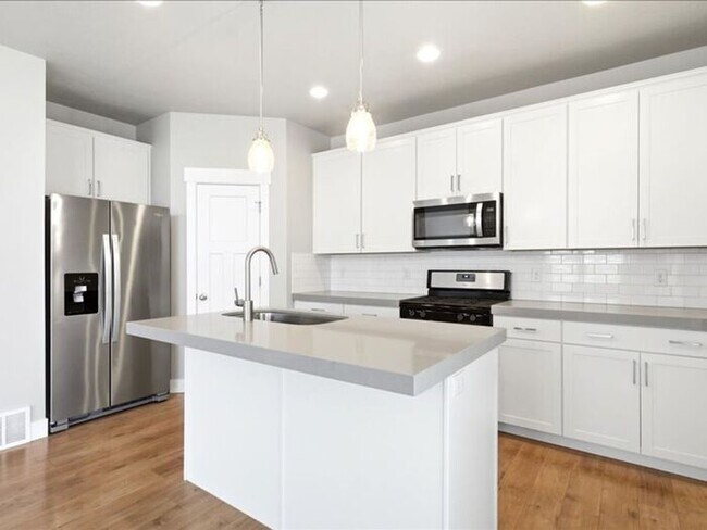 Building Photo - Herriman Lovely 3 bed, 2.5 bath Townhome