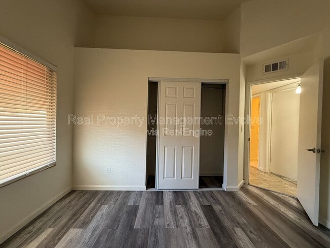 Building Photo - 2146 E 10th St