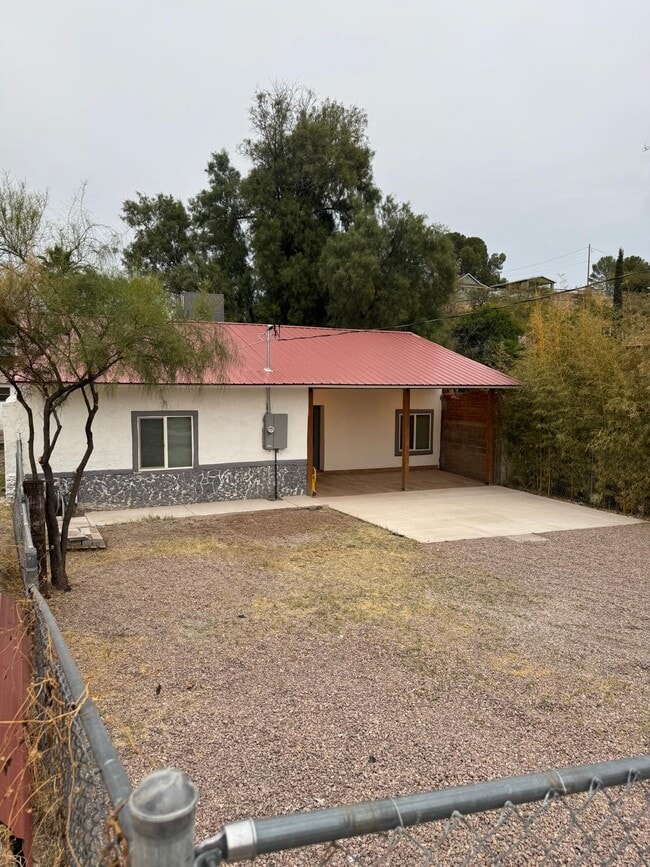 Building Photo - 382 W Quarry St