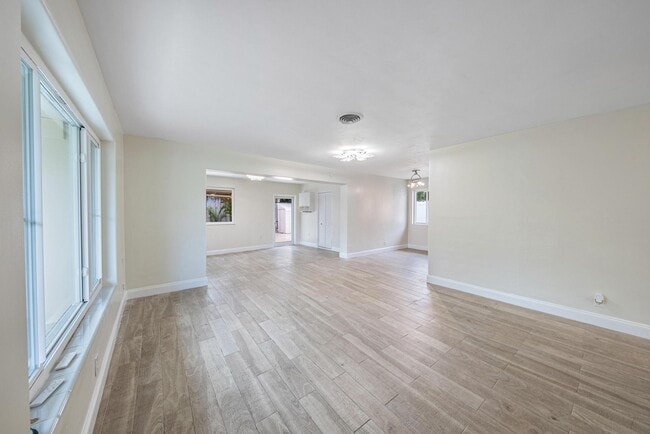 Building Photo - 2611 NE 16th St