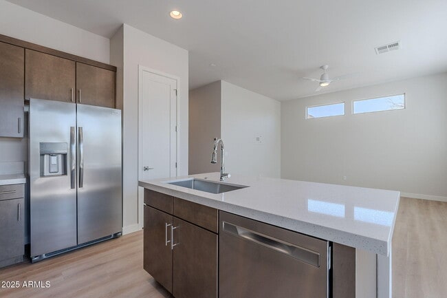 Building Photo - 6041 E Valley Way