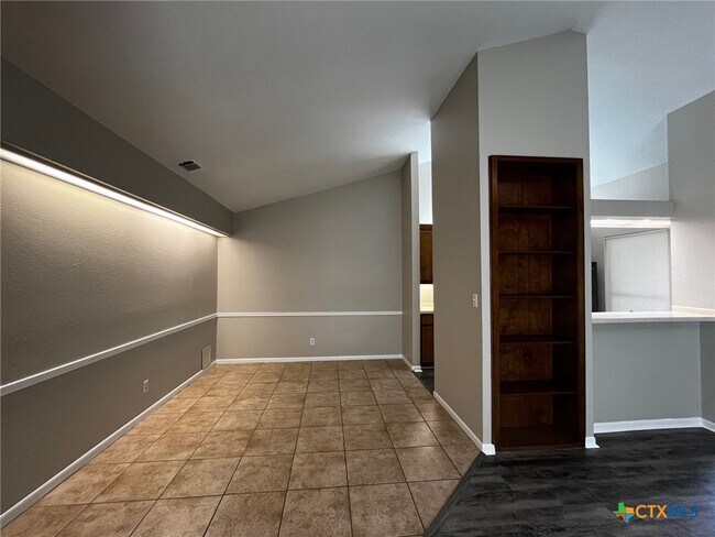 Building Photo - 526 Rattan Dr