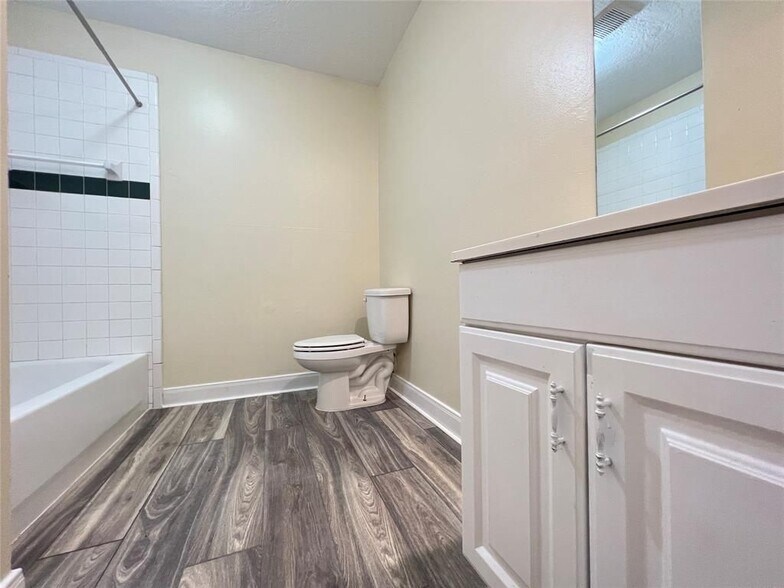 Building Photo - 915 Pinckney St