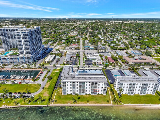 Building Photo - 301 Lake Shore Dr