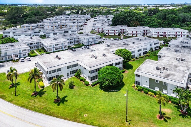 Building Photo - 3120 Lake Osborne Dr