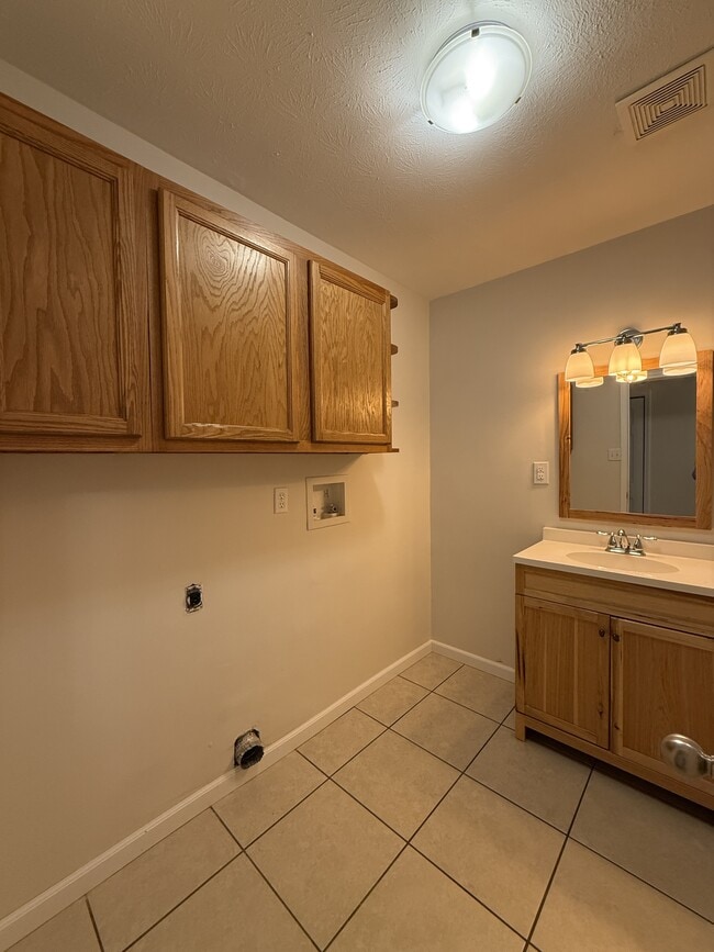 Building Photo - 1242 Sanford Dr