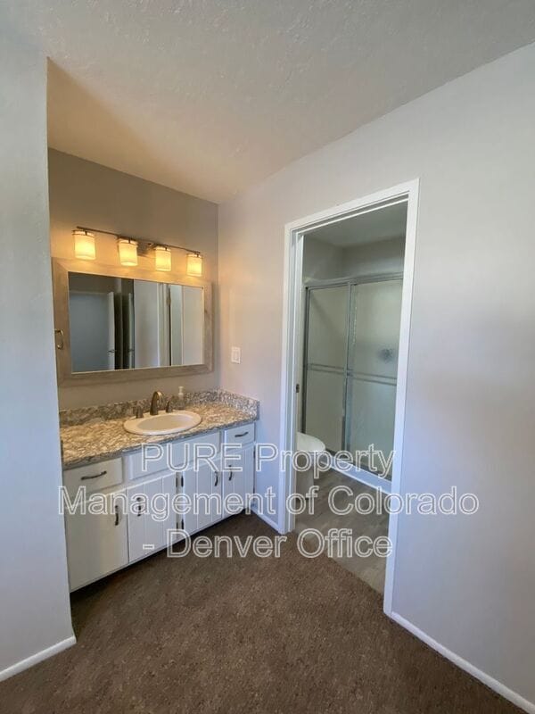 Building Photo - 564 S Carr St