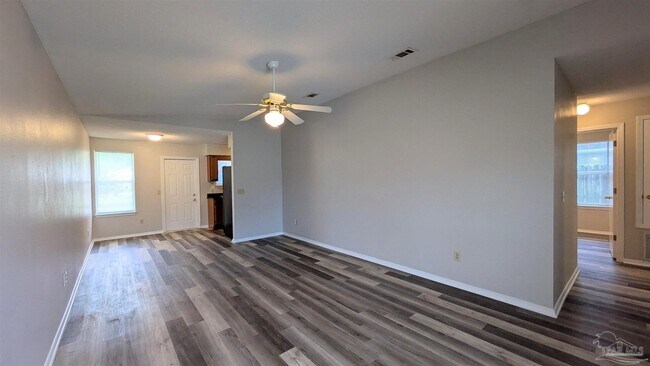 Building Photo - 424 Pine Crescent Way