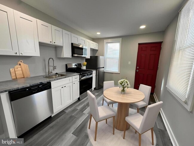 Building Photo - 2718 E Madison St