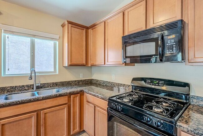 Building Photo - Bright & Airy 4-Bedroom in Willow Ridge Co...