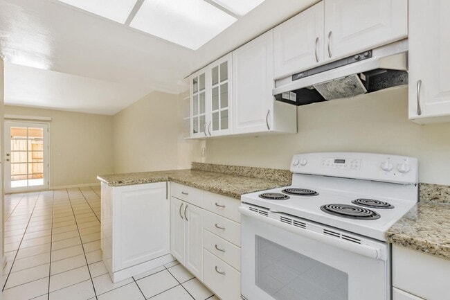Building Photo - 985 Bellhurst Ave