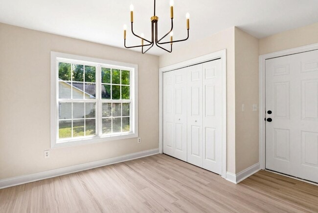 Building Photo - 215 Gardenview Ct NE