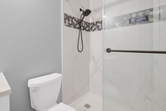 Building Photo - Fully Updated 2 Bedroom 1 Bath Condo