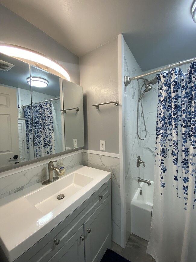 Building Photo - 6128 Thornbury Ct SE