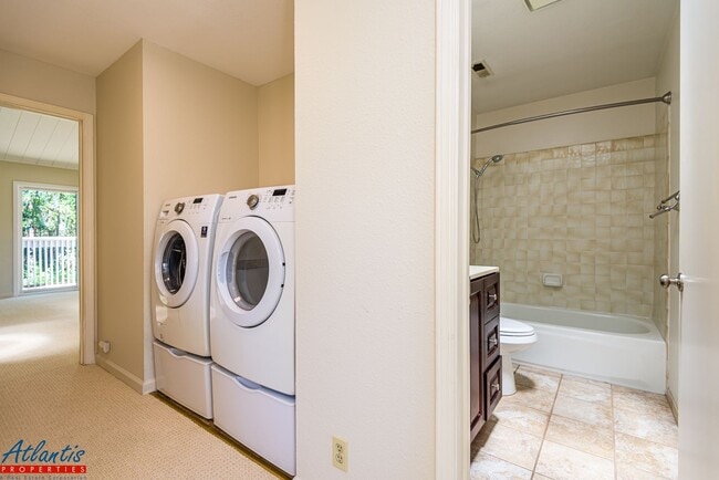 Building Photo - Live Oak Townhouse | Desirable Location