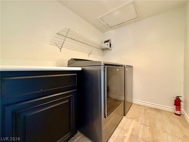 Building Photo - 1862 Hollywell St