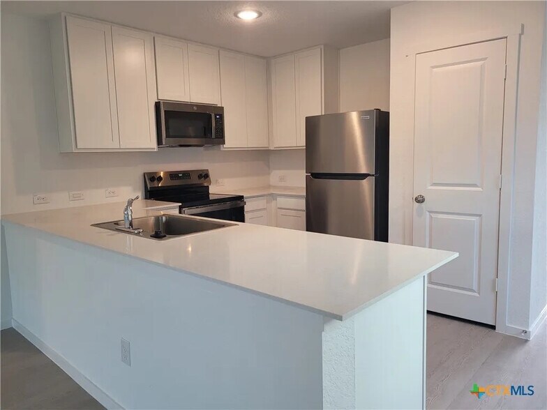 Building Photo - Room in House on Noir Ln