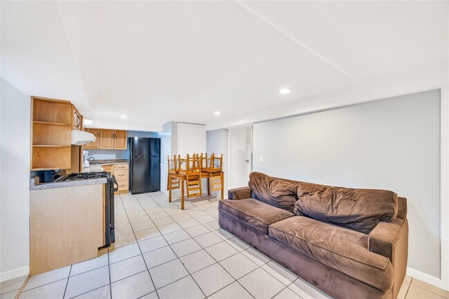 Building Photo - 933 Fenworth Blvd