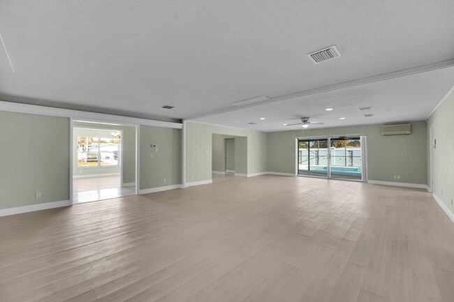 Building Photo - 154 SE Naranja Ave