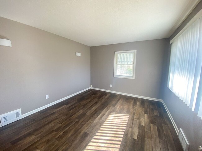 Building Photo - 2 Bedroom Single Family