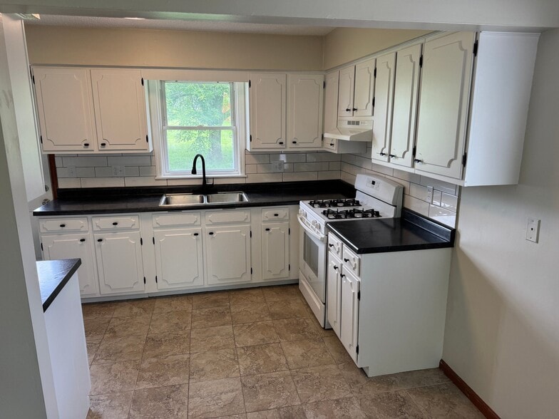 Building Photo - 840 Parkview Ct