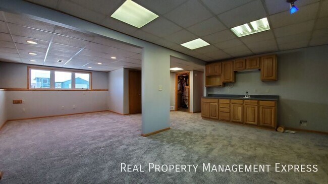 Building Photo - 3 Bed 3 Bath Home with 2 Stall Attached Ga...