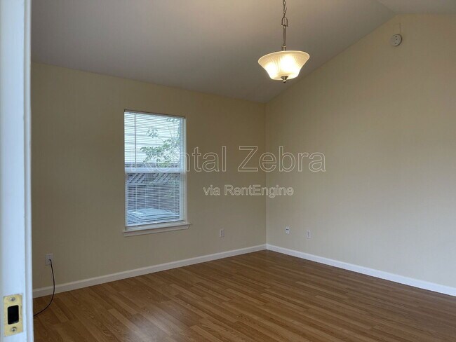 Building Photo - 2062 Red Oak Cir