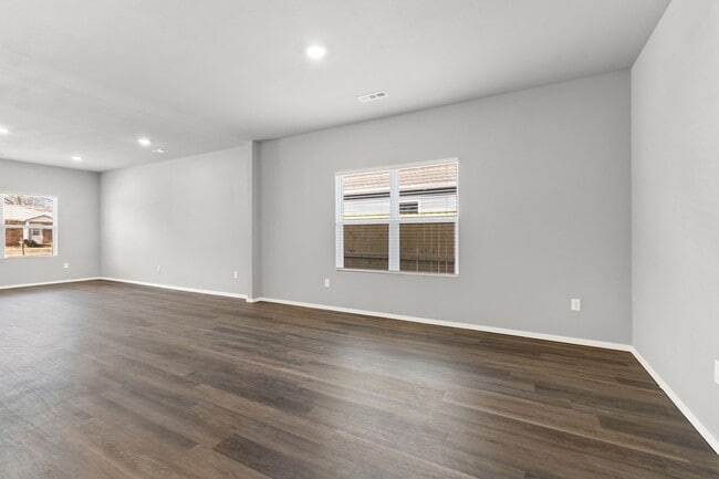 Building Photo - Spacious Home in Fayetteville!