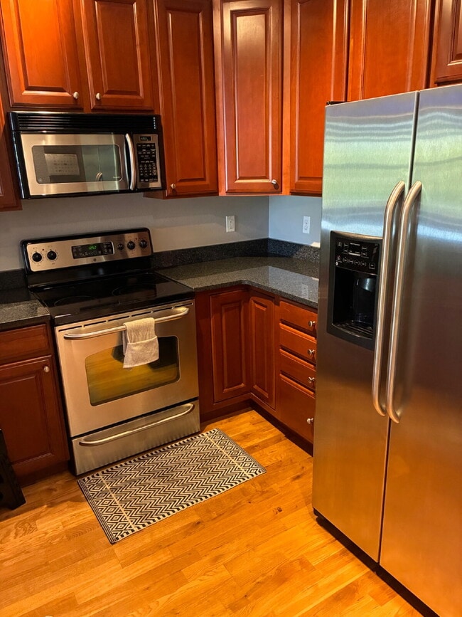 Building Photo - Beautiful Updated 2-Bedroom, 2 Full Bathroom Mid-Rise Condo Available ASAP!