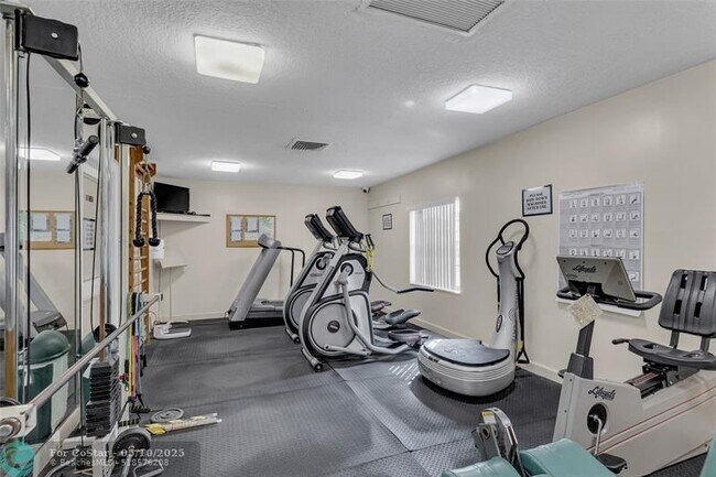 Building Photo - 160 Cypress Club Dr