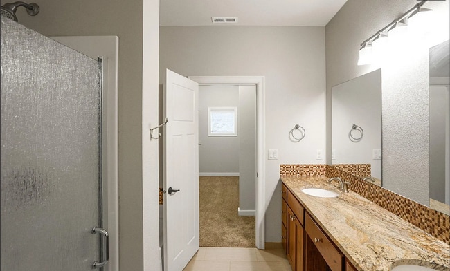 Building Photo - Beautiful and Spacious Single Family Condo...