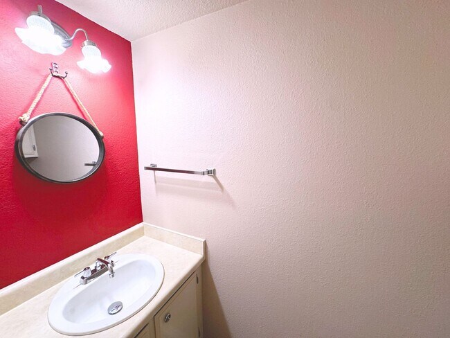 Building Photo - Cozy 2 Bedroom Condo located in the South Tulsa