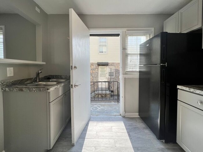 Building Photo - Now Leasing- 1 bed/ 1bath Midtown