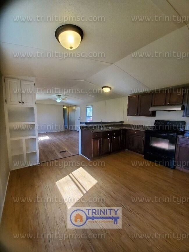 Building Photo - HUGE LOT! Pets welcome!