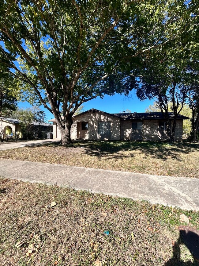 Building Photo - CUTE 3 BEDROOM HOME FEATURING 2 LIVING ARE...