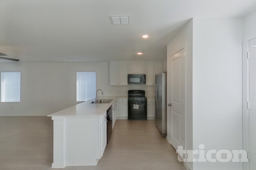 Building Photo - 831 Ginkgo Wy