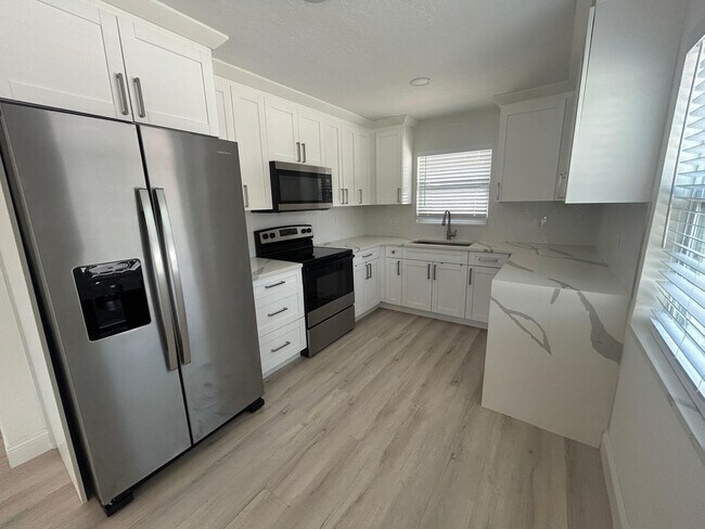 Building Photo - Stylish Tranquil duplex - Near Belleair Beach