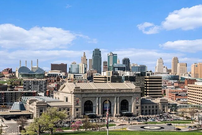 Building Photo - 524 W 10th St